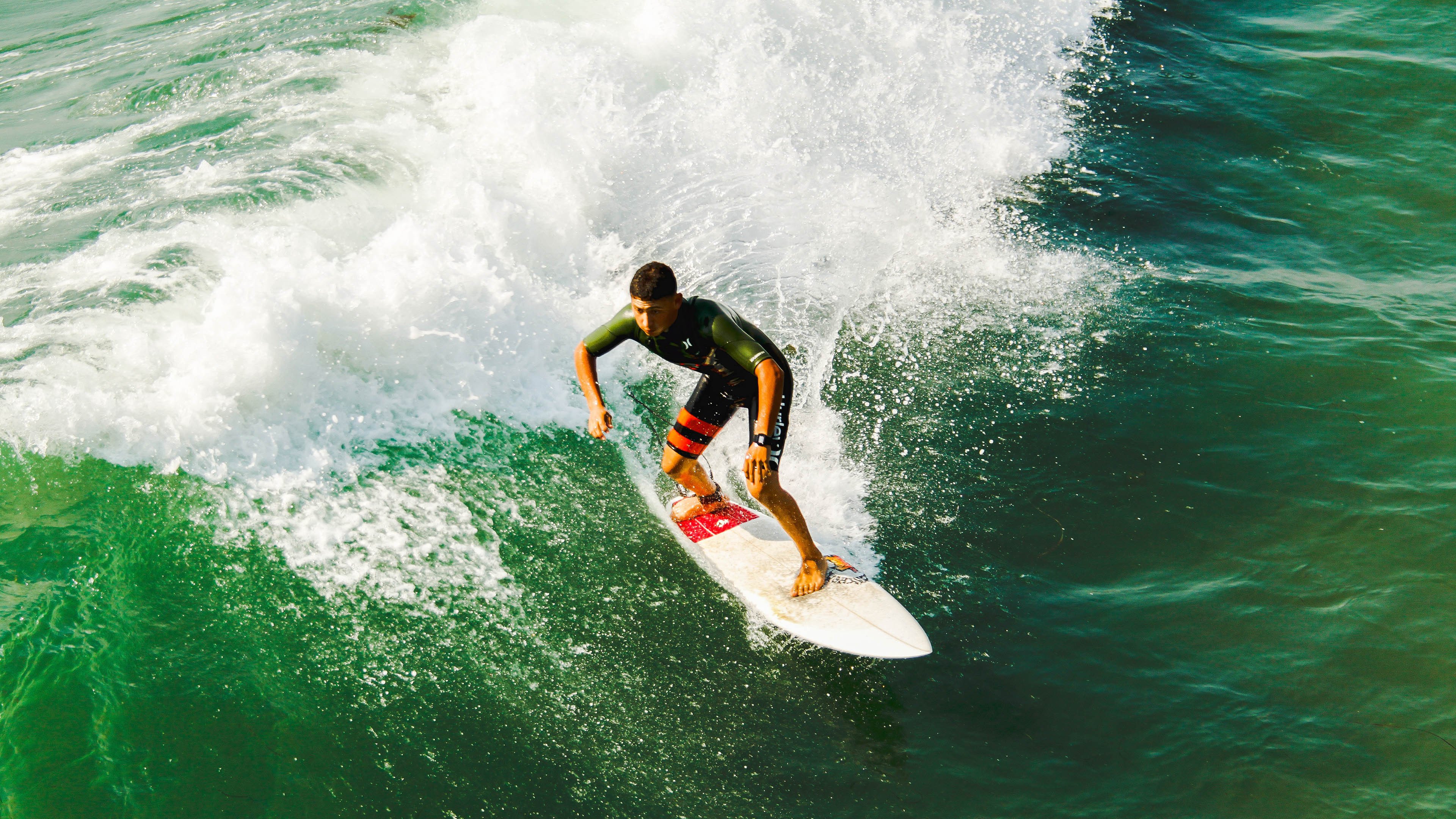 山野采蘑菇徒步，与大自然亲密接触，山上采蘑菇